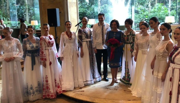 Вишиванки українського дизайнера показали королівській родині Малайзії