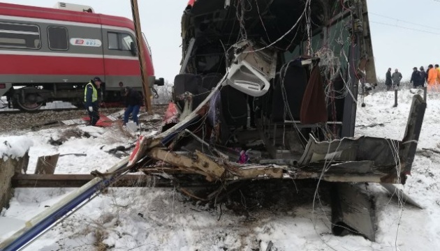 У Сербії зросла кількість жертв зіткнення потяга зі шкільним автобусом