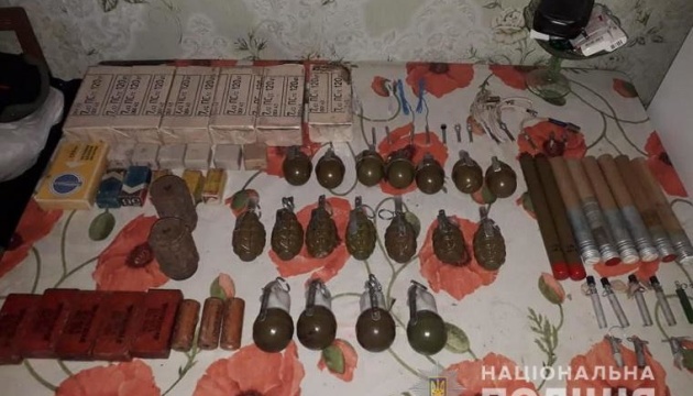 На Луганщині поліцейські вилучили вибухівку та арсенал боєприпасів