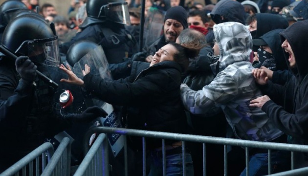Во время протестов в Барселоне пострадали более 60 человек Во время протестов в Барселоне пострадали более 60 человек