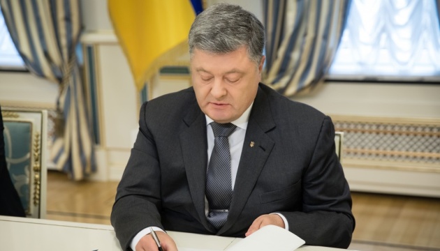 Poroshenko signs law to rename Ukrainian Orthodox Church of Moscow Patriarchate