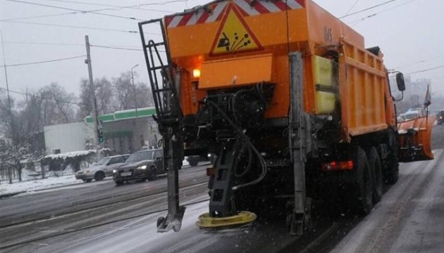 Малогабаритна техніка та 470 працівників прибирають столицю від снігу - КМДА