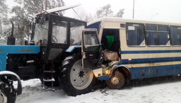 Під Києвом автобус з пасажирами в'їхав у трактор, є постраждалі
