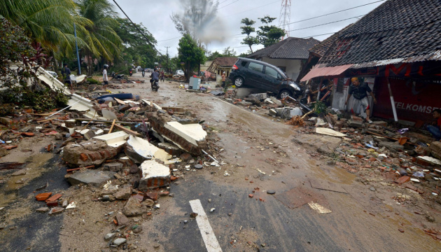 Після руйнівного цунамі в Індонезії бракує питної води та ліків