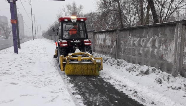  Столицю від снігу прибирають 334 одиниці технiки