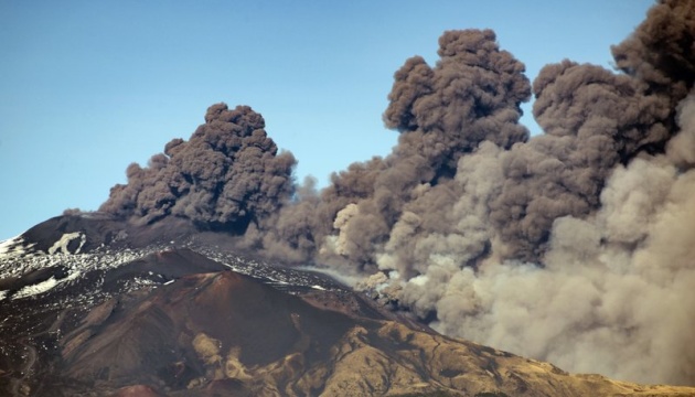 На Сицилії після виверження вулкану Етна відновив роботу аеропорт