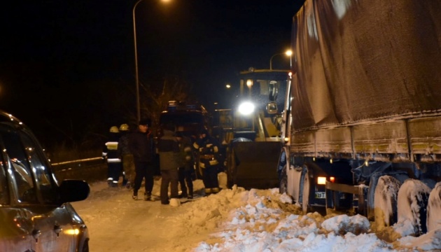 На Дніпропетровщині зі снігових заметів витягли понад 100 авто