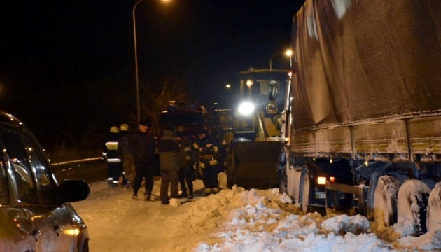 121 Fahrzeuge aus Schneeverwehungen in Oblast Dnipropetrowsk befreit - Fotos, Video