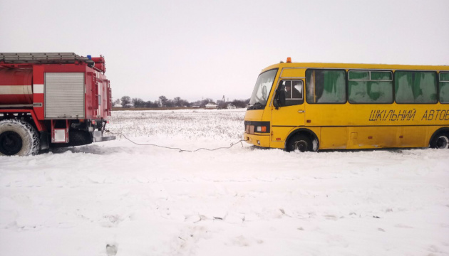 На Київщині рятувальники втягнули зі “снігового полону” 10 автівок та два автобуси