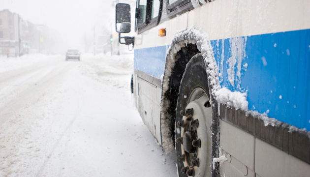 У сніговому полоні застрягли 12 автобусів із пасажирами
