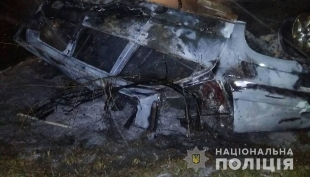 Auto brennt nach Unfall aus, zwei Menschen sterben - Fotos