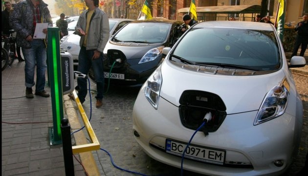 Українцям до 2030 року обіцяють електрозарядки на всіх парковках