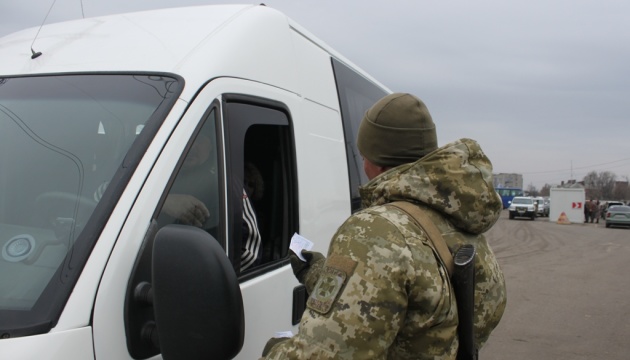У пунктах пропуску на Донбасі застрягли 330 авто