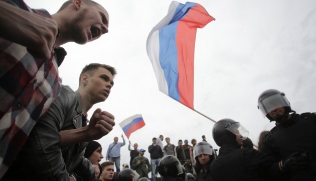 Путін підписав закон про покарання за втягнення підлітків у мітинги