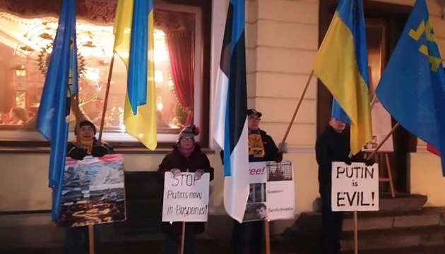 Посольство РФ у Таллінні пікетували на підтримку українських політв’язнів