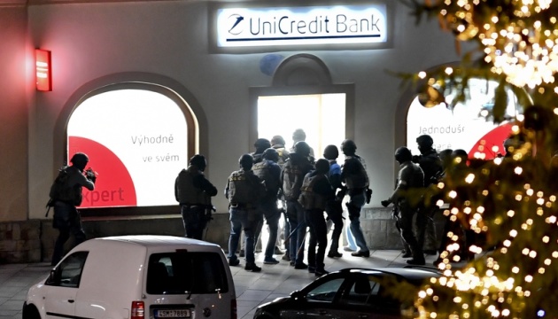 У Чехії невідомий захопив заручників у банку
