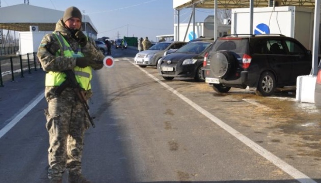 У пунктах пропуску на Донбасі застрягли 420 авто