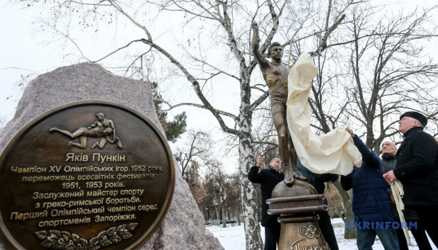 У Запоріжжі відкрили пам'ятник першому українському олімпійському чемпіону