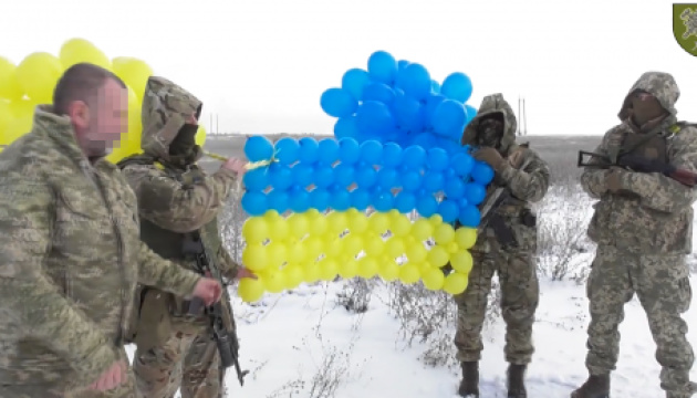В небо над окупованим Донбасом запустили жовто-блакитний стяг із повітряних кульок