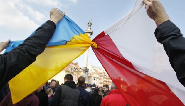 Києвом пронесли великий спільний прапор України та Польщі
