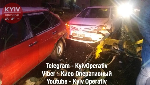 “П’яна” ДТП під Києвом: Citroen на зустрічці протаранив сім автівок