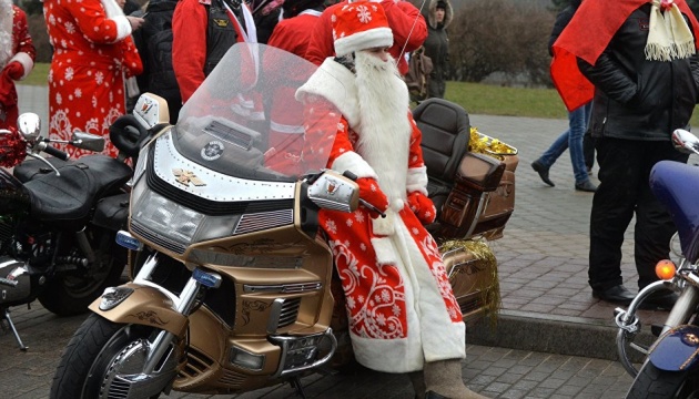 У Києві пройшов парад Дідів Морозів на мотоциклах
