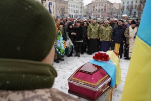 チェルニウツィー市で東部で亡くなった兵の告別式が開催