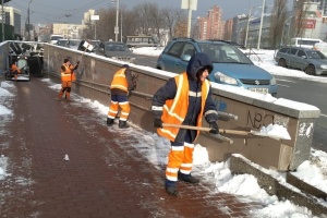 キーウ市、8日の雪かきのために、車両384台と雪かき班65個が出動
