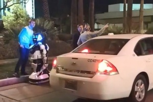 В Лас-Вегасе Tesla на автопилоте сбила “насмерть” российского робота