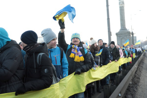 В Киеве на мосту Патона создали живую цепь единства