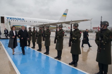 Präsident Poroschenko in Istanbul eingetroffen
