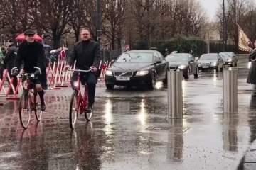 Послы Дании и Британии приехали на дипломатический прием в Вене на велосипедах