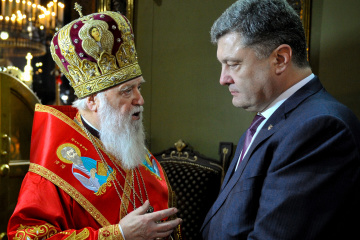 Filaret gives Poroshenko Order of St. Andrew the First-Called