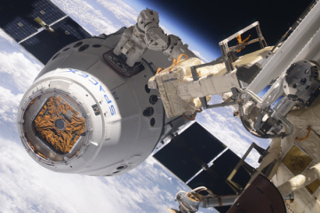 Космический грузовик SpaceX Dragon состыковался с МКС