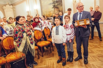 Українські діти передали