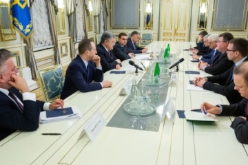 Porochenko a remercié les ministres des Affaires étrangères d'Estonie, de Lituanie et de Pologne pour leur soutien à l'Ukraine