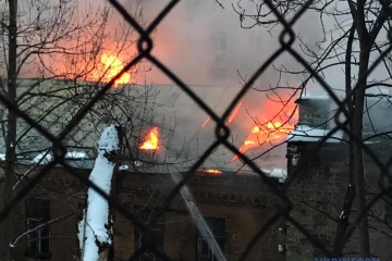 Leerstehendes Haus brennt auf Kyjiwer Hauptstraße Chreschtschatyk - Fotos