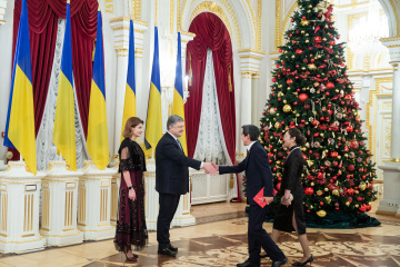 Порошенко - іноземним дипломатам: Прошу доносити правду про неоголошену війну Росії