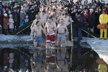 Кличко та мери понад 30 міст на Водохреще пірнали у Дніпрі