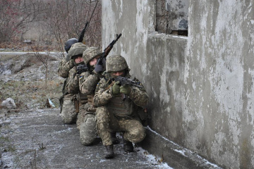 Окупанти стріляли біля Мар’їнки, поранений український військовий
