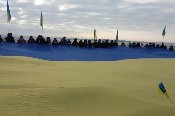 У День Соборності Житомирщину та Рівненщину з’єднав 200-метровий прапор