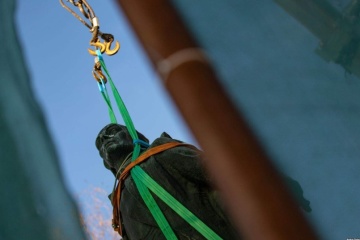 У Києві демонтували пам'ятник Суворову