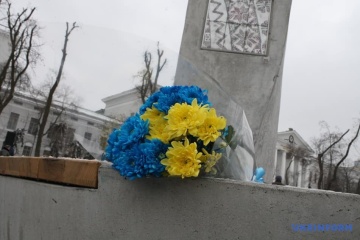 Пам'ять Героїв Крут вшанували біля найвищого в Україні прапора