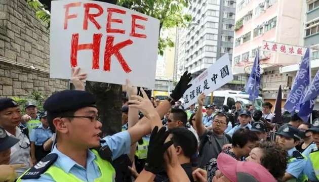 У Гонконгу тисячі людей виступили проти 