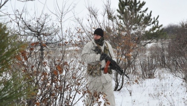 占领军持续向新米哈伊洛夫卡开火1小时，一名乌战士受伤