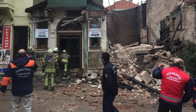 Обвалення будівлі у Стамбулі: постраждали три людини Обвалення будівлі у Стамбулі: постраждали три людини