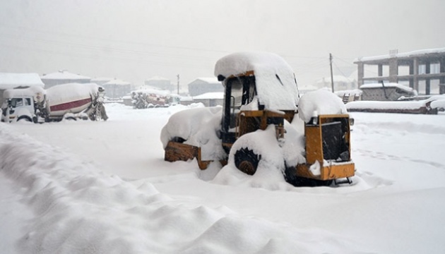 Сніг відрізав від світу 64 населені пункти на сході Туреччини