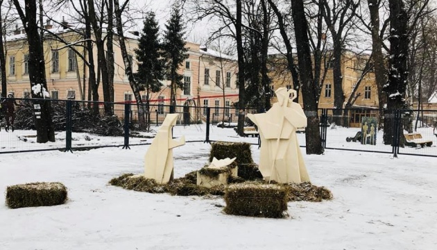 У Франківську встановили скульптуру Святої родини