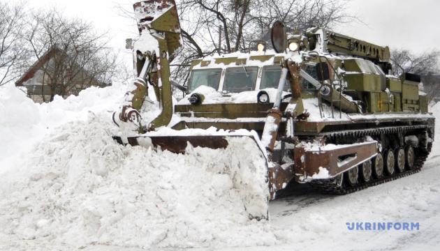 На Вінниччині через сильний сніг обмежили рух на двох міжнародних трасах