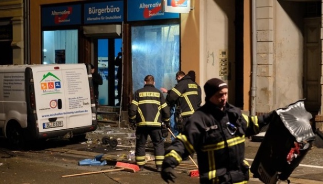 Взрыв перед партийным штабом: в Германии задержали трех подозреваемых Взрыв перед партийным штабом: в Германии задержали трех подозреваемых